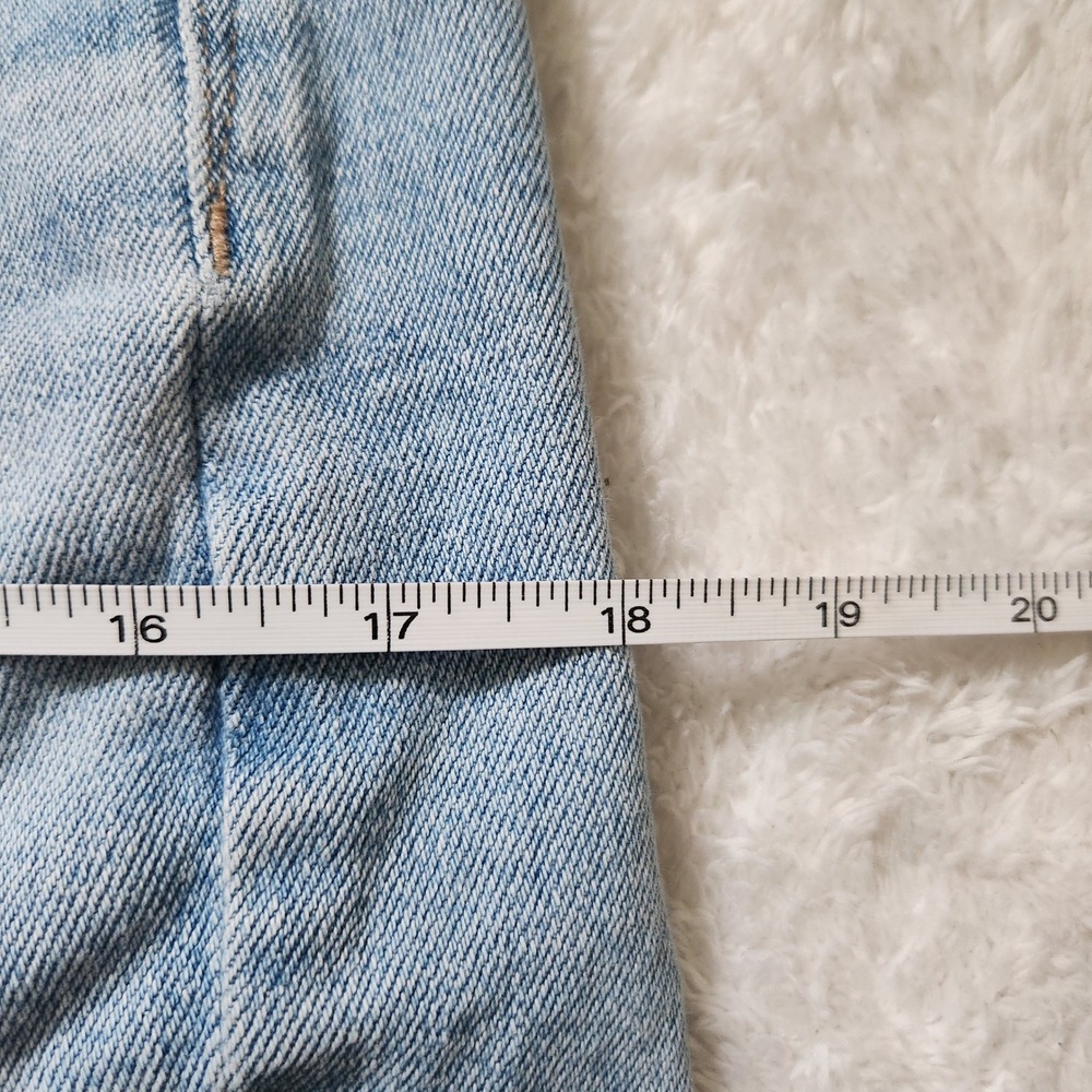 American Eagle Mom Straight Jean Light Wash Distressed Ripped Size 6 Regular - Picture 6 of 9